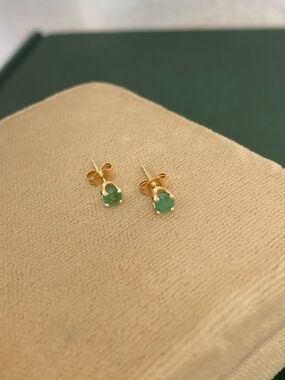 Petite Vintage 14K Gold Presumed Green Emerald Earrings Original Box Solitaire